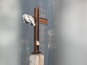 463827_cross_at_ground_zero.jpg