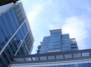 アメリカ企業にとどまる理由、去る理由?